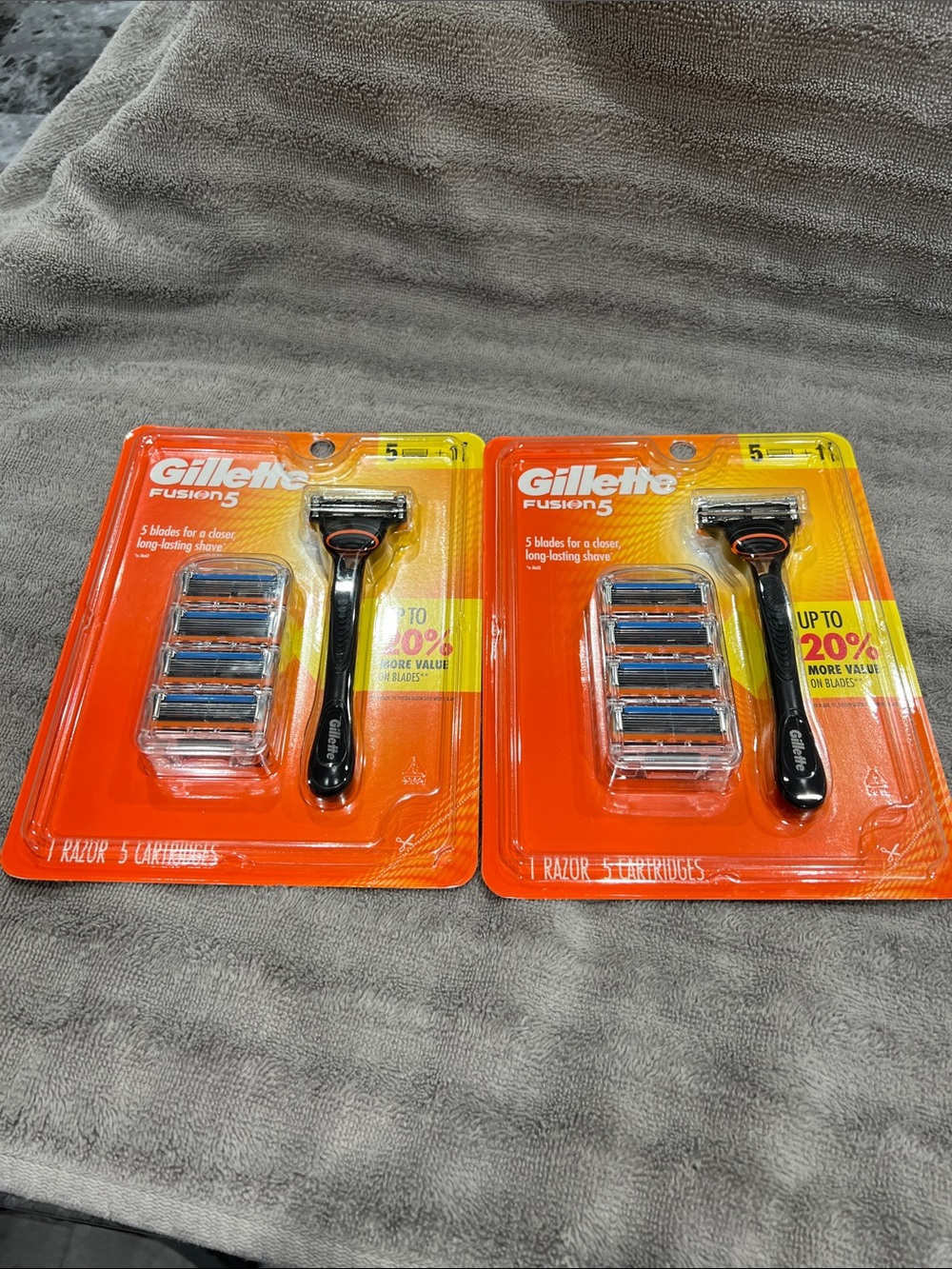 Fusion5 Men’s Razor with Black Handle and 5 Replacement Cartridges - Picture 3 of 3